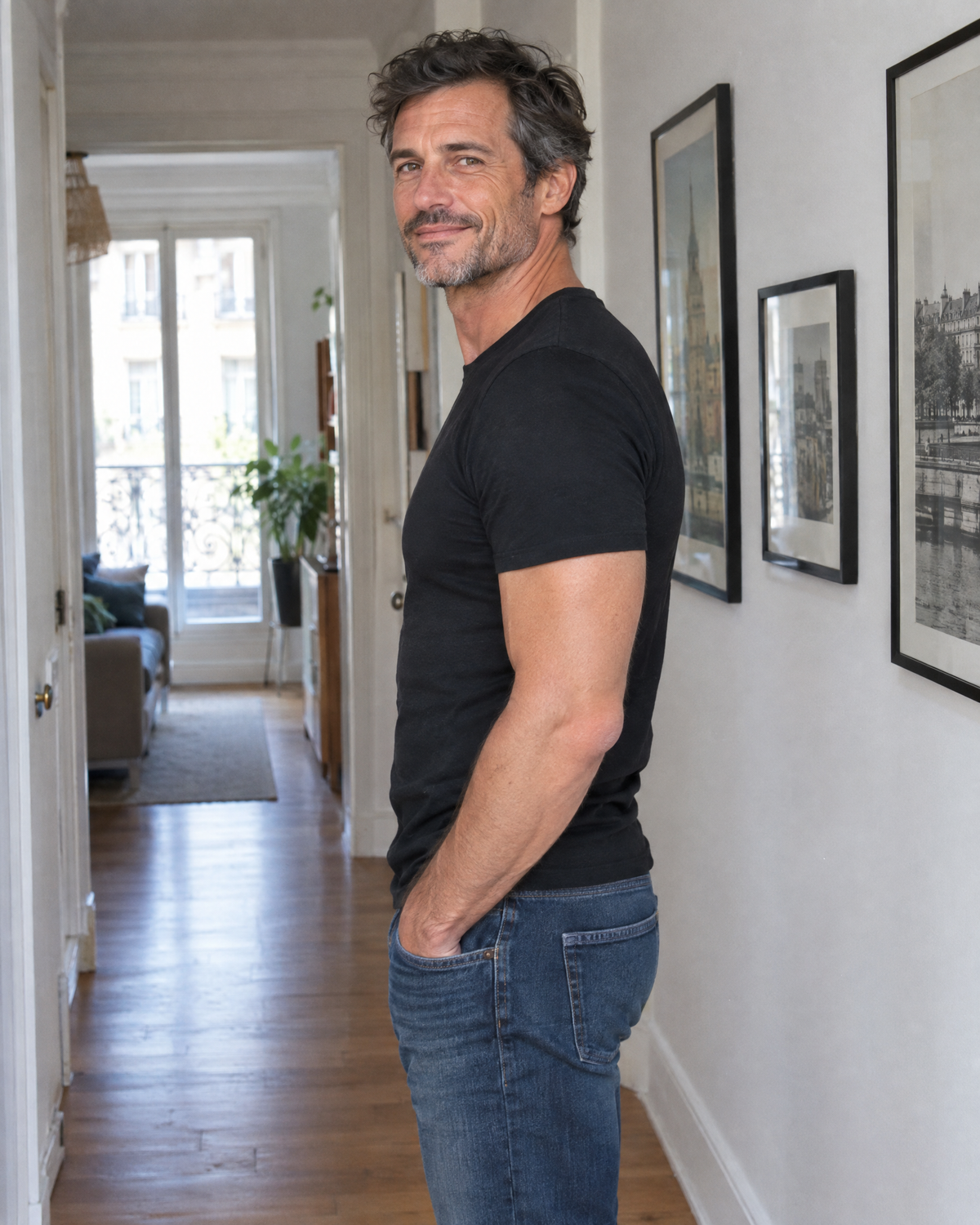 Homme confiant dans son entrée